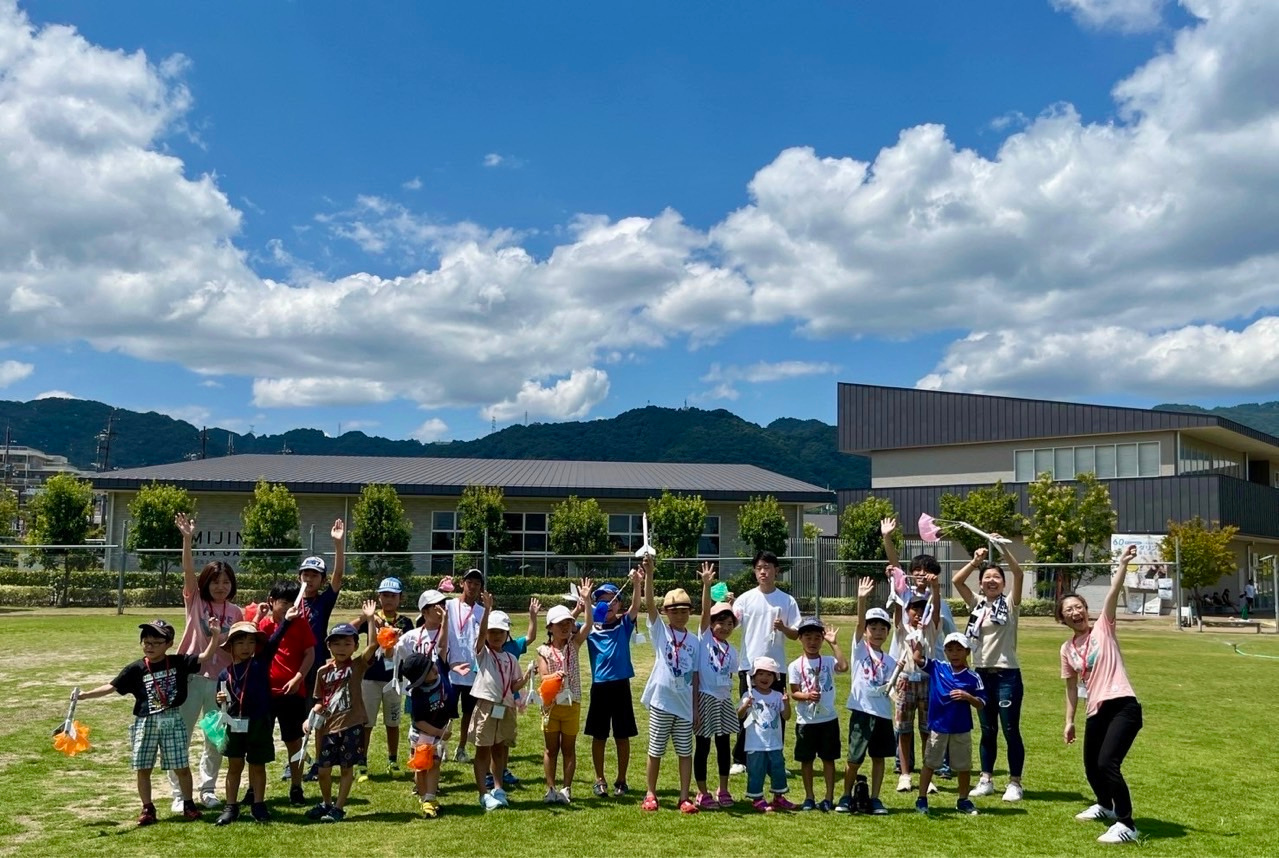 制作したロケットを手に集まる子どもたちとスタッフ